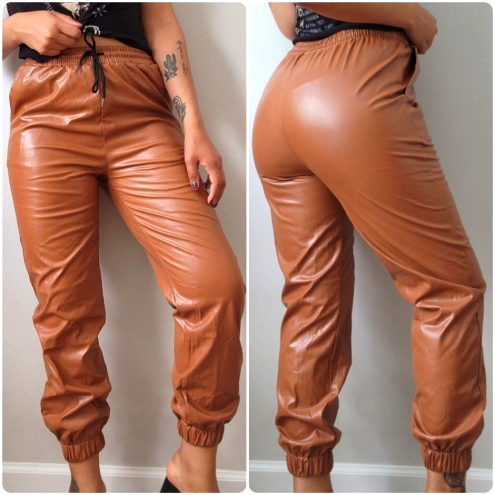 🆕️ Cute leather Cropped pants
